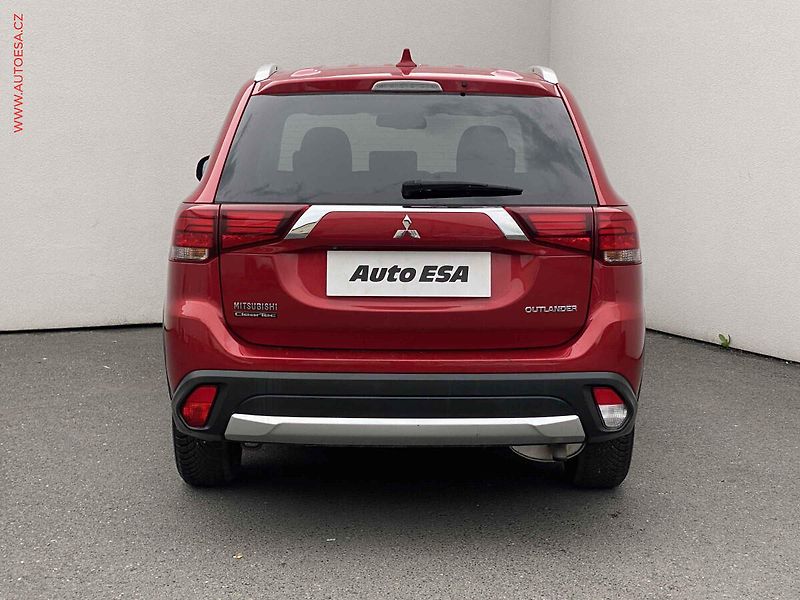 Mitsubishi Outlander (2017) 2.0 2WD, Invite, kamera, +ALU - fotka 5 z 17