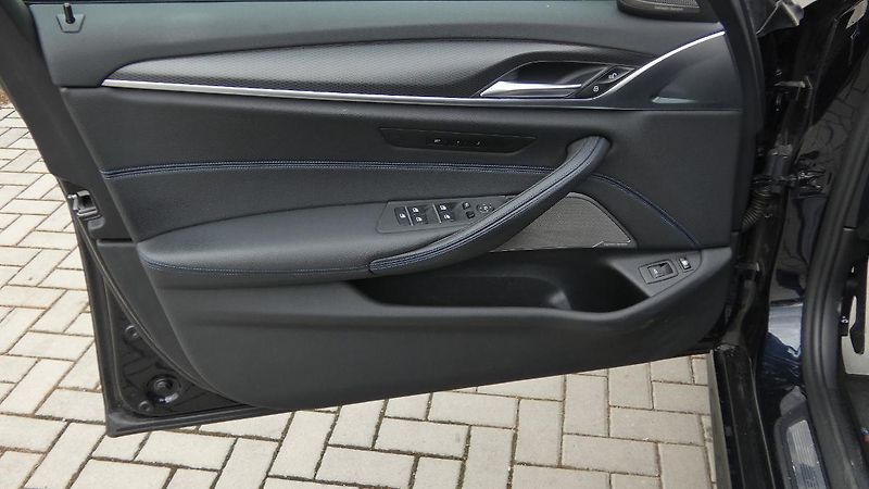 BMW Řada 5 530e - fotka 8 z 28