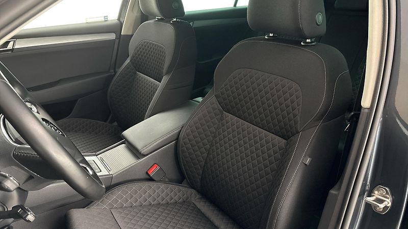 Škoda Superb 2.0 TDI DSG Ambition Combi - fotka 15 z 29