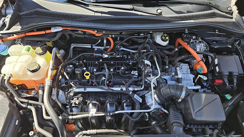 Ford Kuga (2023) 2.5i HEV 140 kW Titanium 4x4  - fotka 35 z 37