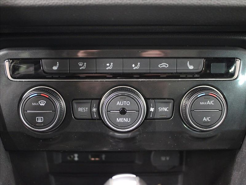 Volkswagen Tiguan 2,0 TDI Highline 4Motion DSG - fotka 25 z 39