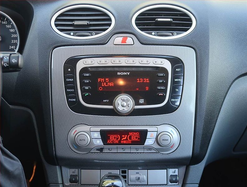 Ford Focus (2008) 2.0 16V, Automat, Serv.kniha - fotka 12 z 17