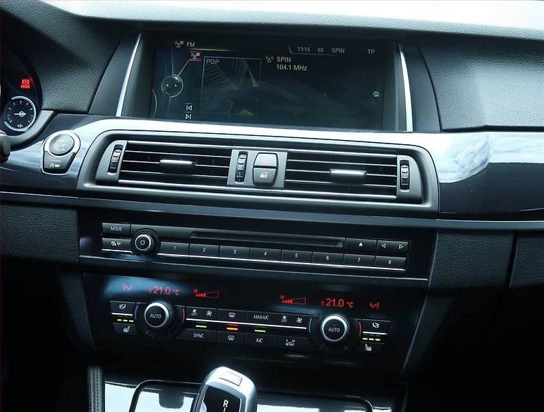 BMW Řada 5 (2015) 525d, 4X4, Automat - fotka 12 z 22