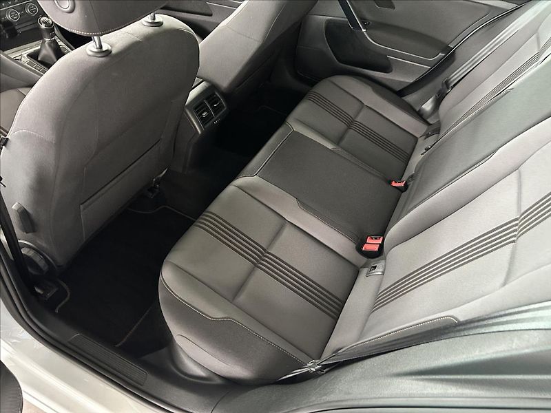 Volkswagen Golf 1,4   TSI 92kW,ALLSTAR,SERVISK - fotka 23 z 27