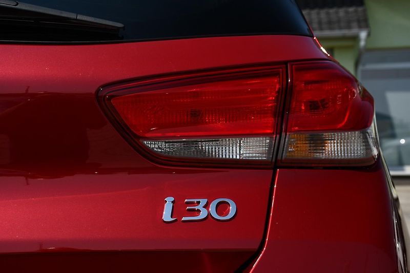 Hyundai i30 1.0TGi DCT STYLE ČR 1M - fotka 49 z 49
