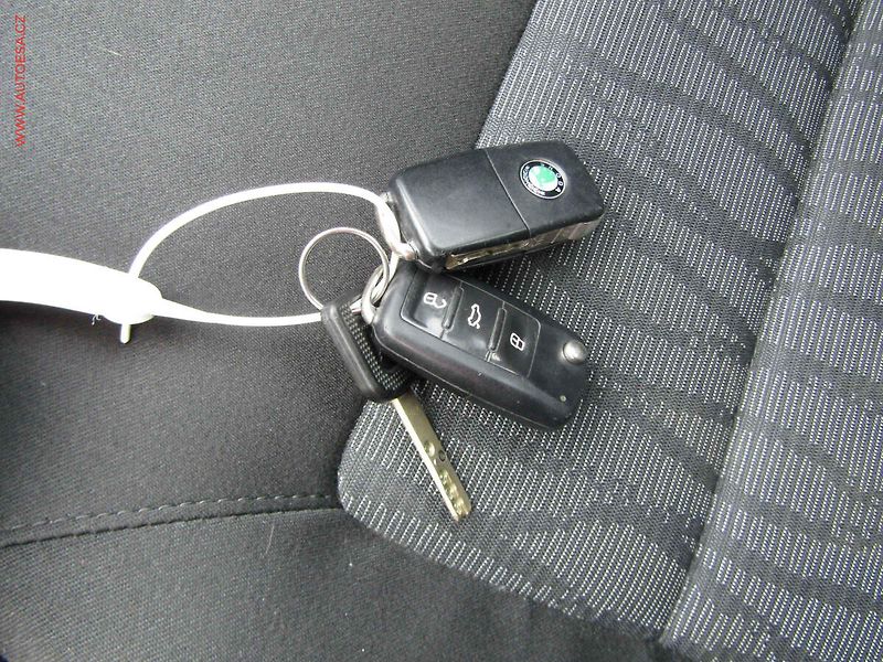 Škoda Octavia (2012) 1.6 TDi, ČR, Elegance - fotka 15 z 15