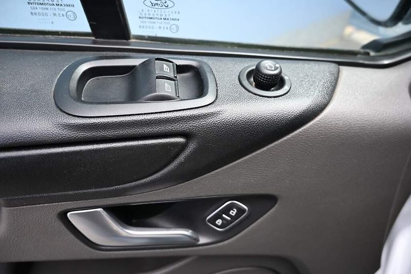 Ford Transit Custom (2020) 2.0 320 L2H1 9 Míst klima ACC - fotka 10 z 26