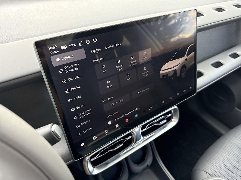 Leapmotor B10 (2026) DESIGN HYBRID EV 18,8 kWh - fotka 15 z 30