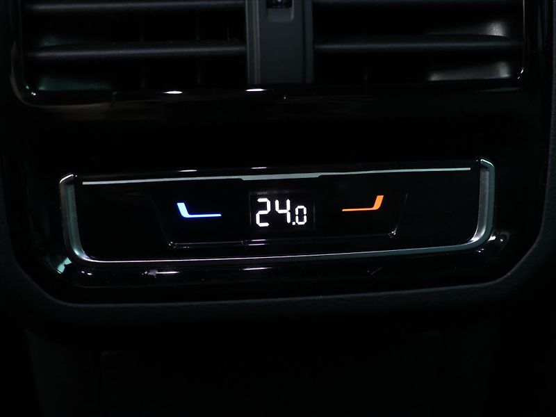 Volkswagen Passat 2.0 TDI DSG R-LINE Matrix - fotka 25 z 32