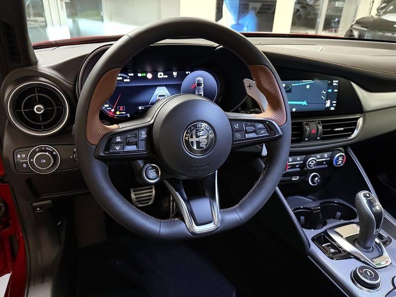 Alfa Romeo Giulia (2026) 2.0T 280k AT8 ZF Q4 4x4 Intens - fotka 20 z 23