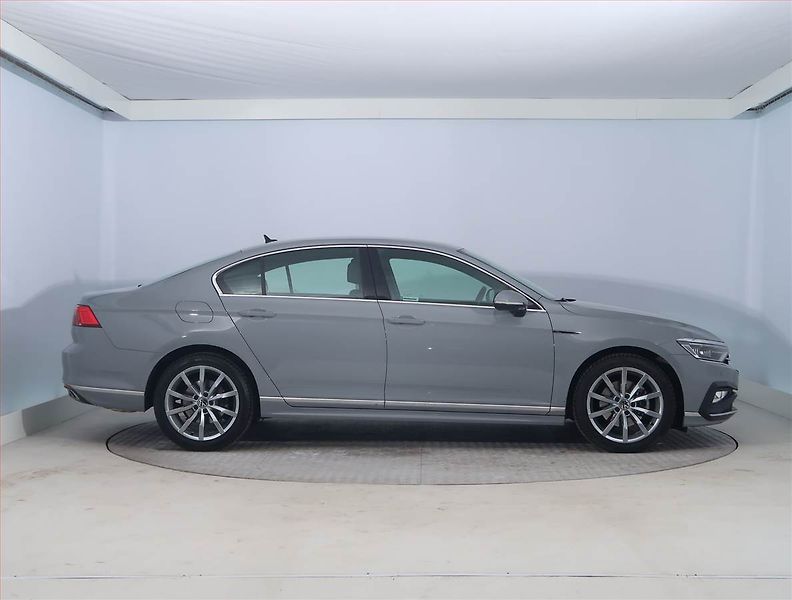 Volkswagen Passat (2022) R-Line 2.0 TSI - fotka 6 z 23