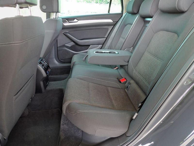 Volkswagen Passat 2.0TDI Comfort Adaptiv Navi - fotka 23 z 33