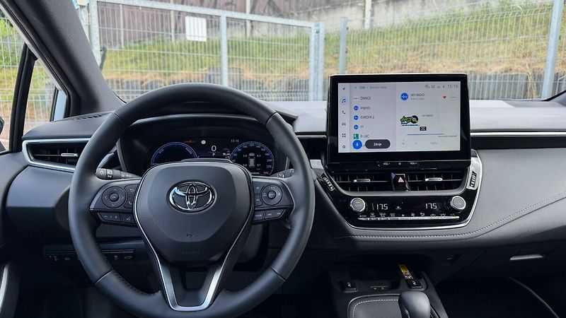 Toyota Corolla TS 1.8. Hybrid Style - zimní s - fotka 23 z 24