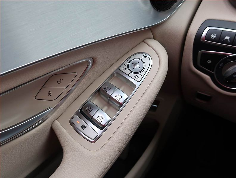 Mercedes-Benz GLC (2018) 300 - fotka 23 z 29