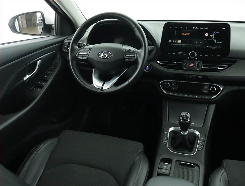 Hyundai i30 (2023) Style 1.5 T-GDI MHEV, ČR,1.maj - fotka 7 z 16