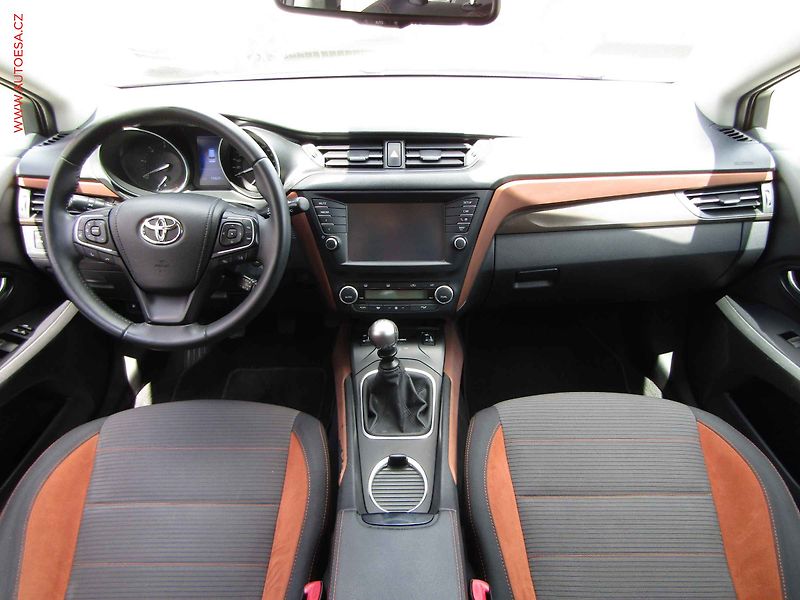 Toyota Avensis (2015) 2.0 D, ČR - fotka 8 z 18