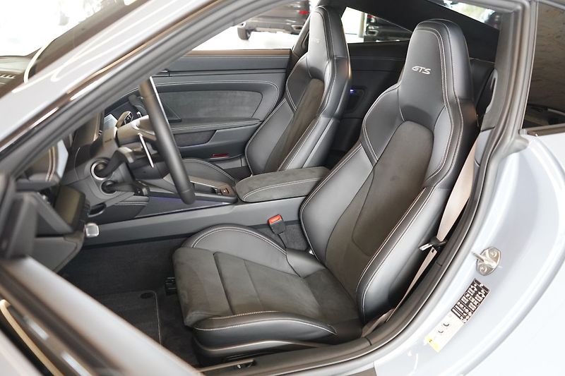 Porsche 911 Carrera 4 GTS, Aerokit, Lift - fotka 20 z 55
