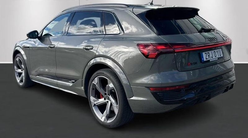 Audi SQ8 e-tron Q 360 HuD 4 zóny Matrix - fotka 4 z 18