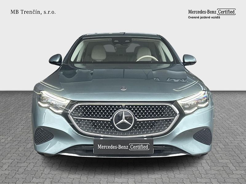 Mercedes-Benz Třídy E (2024) 300e sedan 4MATIC - fotka 6 z 40