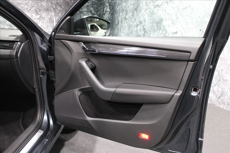 Škoda Octavia 2,0 TSI 169KW RS DSG TOP - fotka 10 z 42