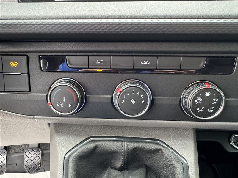 Volkswagen Transporter 2,0 TDI L1H1 DPH 1.maj původČR - fotka 40 z 50