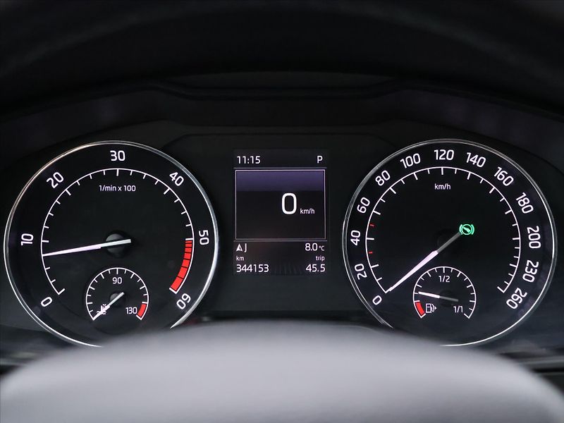 Škoda Superb 2,0 TDI 110kW Style CZ - fotka 16 z 39