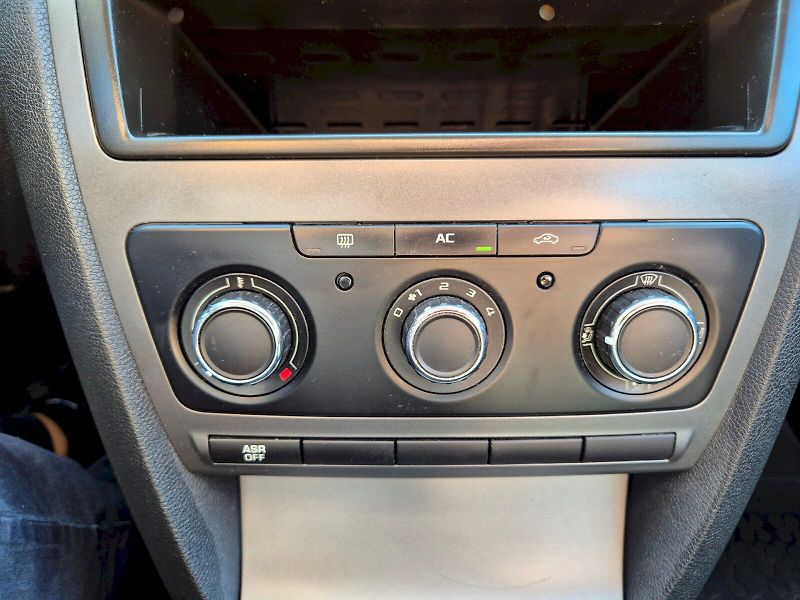 Škoda Octavia (2012) TOUR II. 1,6MPI 75KW 5°manuáln - fotka 27 z 27
