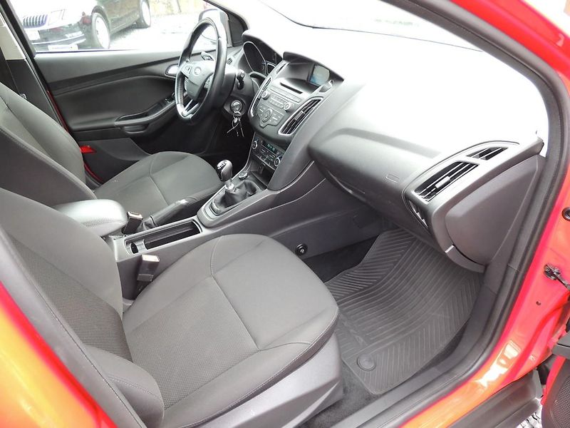 Ford Focus (2017) 1.5TDCi,70kw,výbava,ČR,1maj. - fotka 26 z 43
