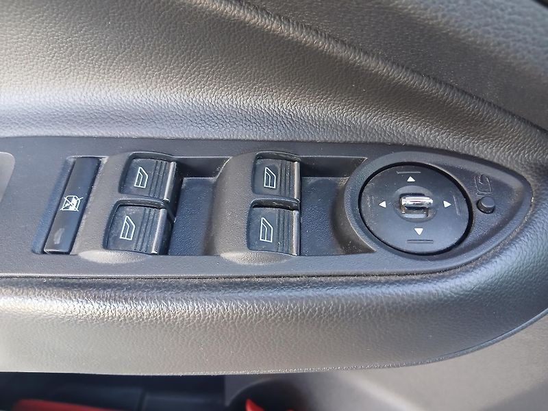 Ford Kuga 1.6i - fotka 9 z 36