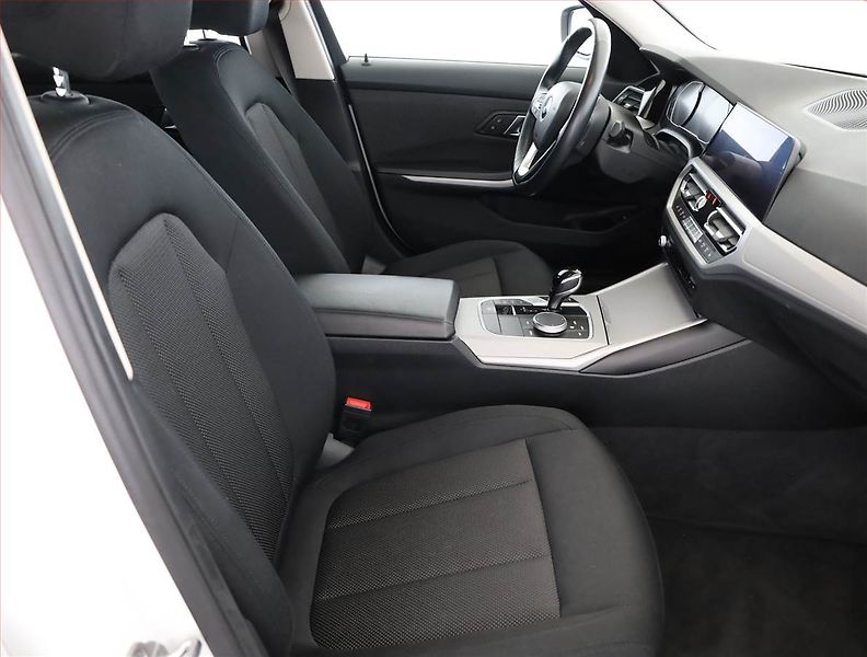 BMW Řada 3 (2021) 320 d xDrive - fotka 7 z 20