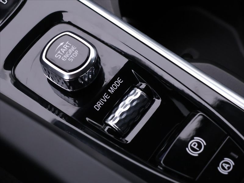 Volvo XC60 2,0 145 kW D4 AWD Momentum - fotka 23 z 31
