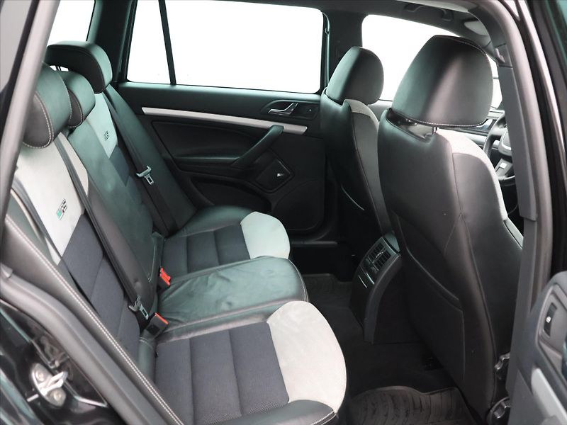 Škoda Octavia 2,0 TDI RS 125kW Xenon Navi - fotka 13 z 33