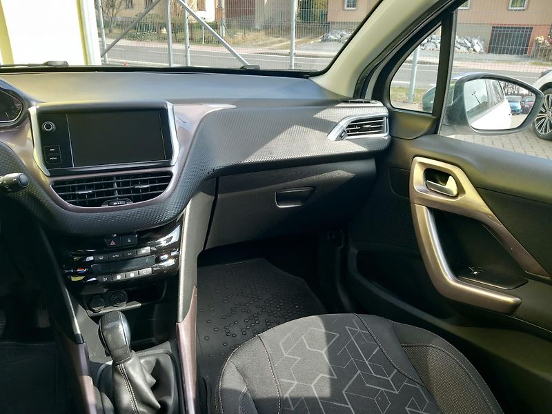 Peugeot 2008 (2015) 1,6HDi STYLE NAVI VYHŘ.SED. - fotka 20 z 38
