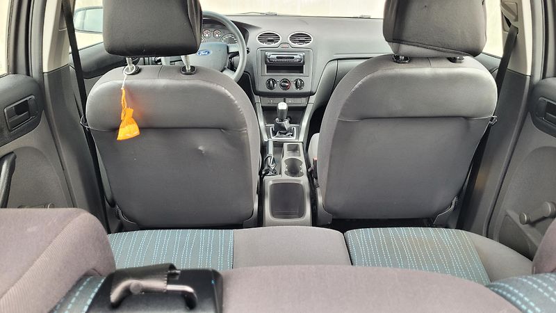 Ford Focus (2005) 1,4i 16v - fotka 14 z 19