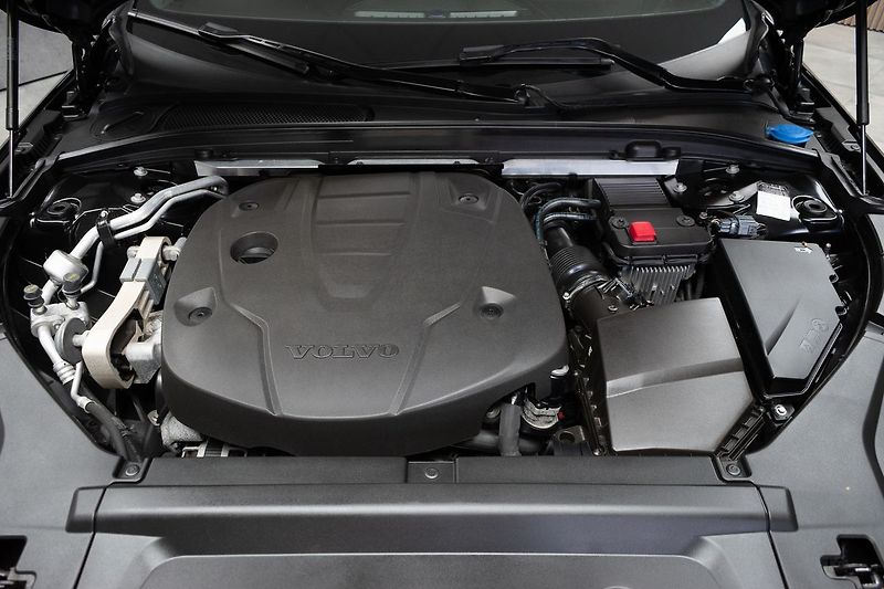 Volvo V90 D5 AWD R-DESIGN*HARMAN/KARDON* - fotka 34 z 42