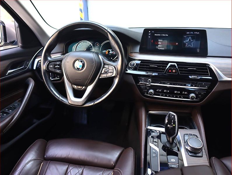 BMW Řada 5 (2018) Luxury Line 520d xDrive - fotka 7 z 20