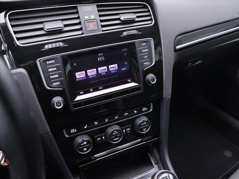 Volkswagen Golf 1,4 TSI Highline Bi-xenon - fotka 17 z 28
