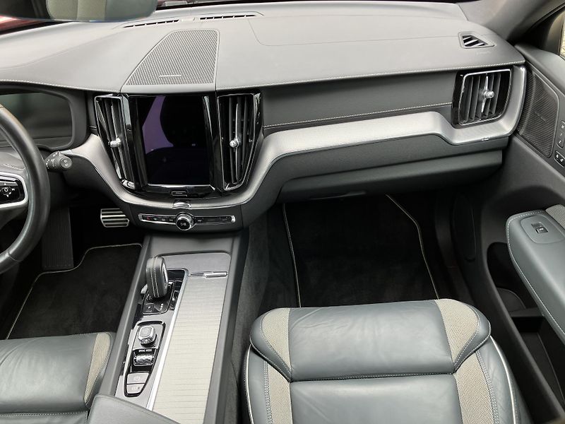 Volvo XC60 B4 AWD R-Design AT8, ČR - fotka 19 z 50
