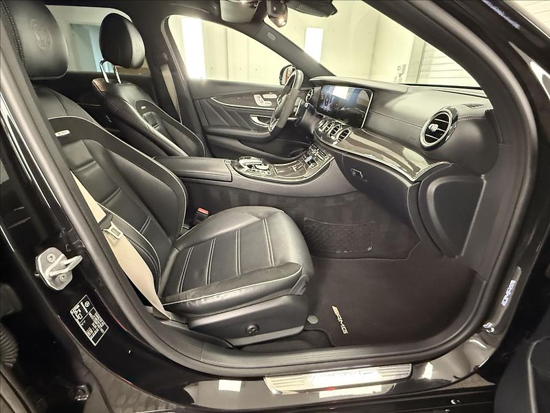 Mercedes-Benz Třídy E 4,0 Mercedes-AMG E 63S 4MATIC+ - fotka 16 z 35