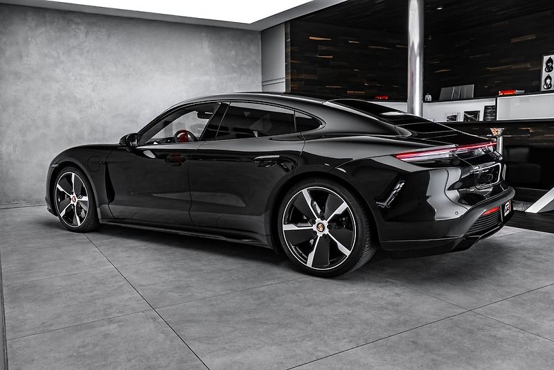 Porsche Taycan Turbo S Keramiky Pano 360 - fotka 7 z 28
