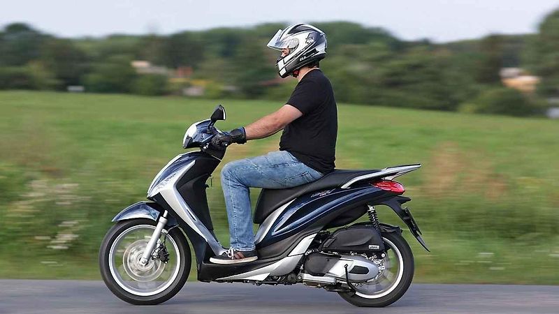 Piaggio MP3 500ie Sport LT (vlevo) a Piaggio Medley 125ie.