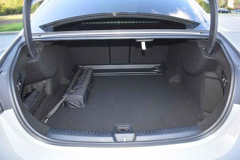Nový Mercedes-E je současně důstojný i naprosto moderní