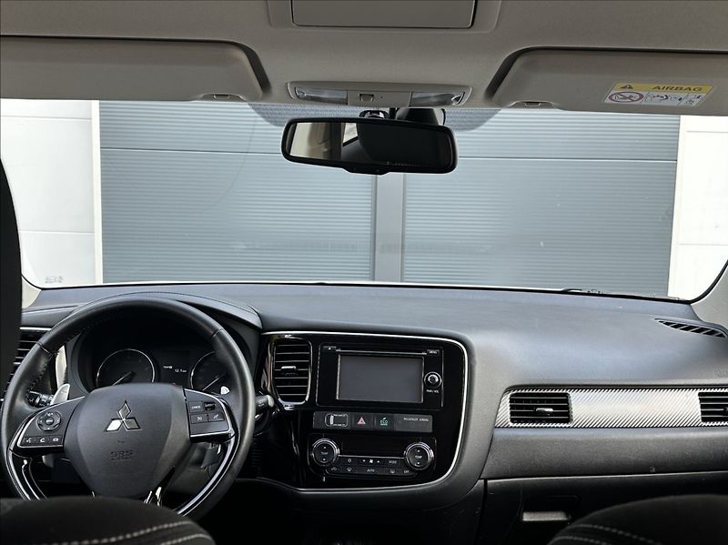 Mitsubishi Outlander 2,0 150PS  Intense A/T 4x4 - fotka 29 z 53