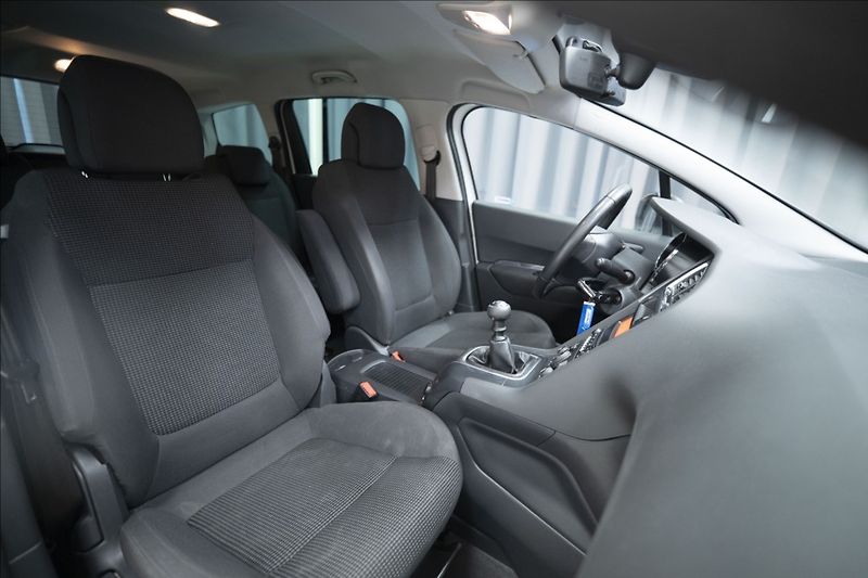 Peugeot 5008 1,6 BlueHDI 7 MÍST NOVÉ V ČR - fotka 9 z 28