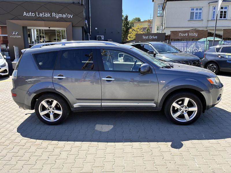 Mitsubishi Outlander 2.0DiD 103kW 4x4 7MÍST INSTYLE - fotka 2 z 8