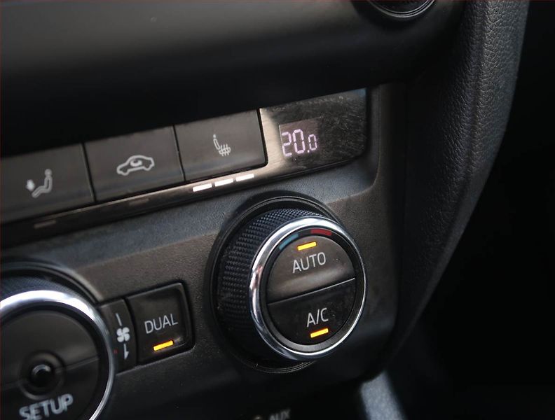 Škoda Octavia (2014) Ambition 1.6 TDI, Tempomat - fotka 15 z 16