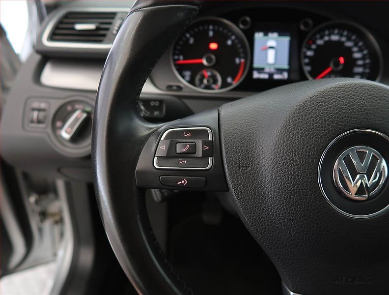 Volkswagen Passat (2012) Comfortline 2.0 TDI, Navi - fotka 17 z 21
