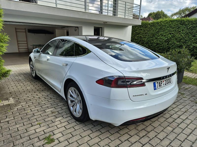 Tesla Model S (2017) 90D AWD Nabíjení zdarma - fotka 11 z 26