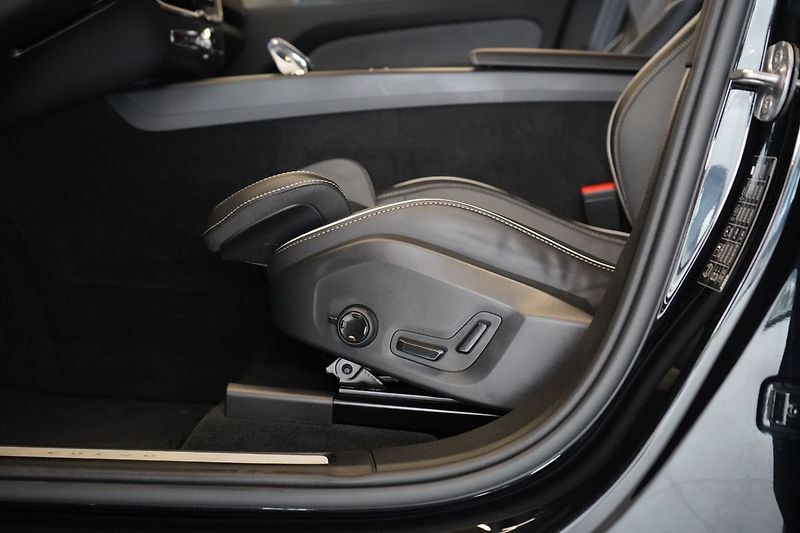 Volvo XC60 B5 Plus Black Edition, 360° - fotka 20 z 44
