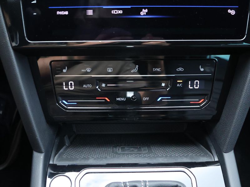Volkswagen Passat 2,0 TDI DSG R-LINE Matrix - fotka 24 z 32